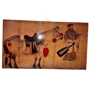 Puede incluir: Pintura antigua sobre un panel de madera rectangular. La obra representa un caballo con silla de montar y una persona sosteniendo un arco y una flecha. El caballo tiene adornos rojos. La paleta de colores incluye tonos de marrón, negro y rojo.