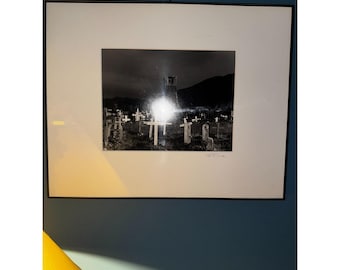 Fotografia in bianco e nero di un cimitero su plexiglass con cornice opaca, firmata 89