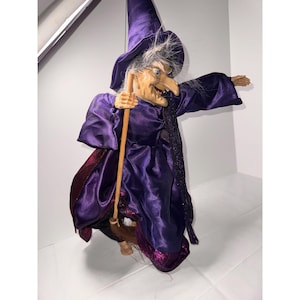 Muñeca de bruja morada con escoba, decoración de Halloween, 35 cm de alto, vestido y sombrero de tela hechos a mano con detalles brillantes.