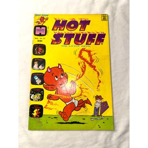 Puede incluir: Un cómic vintage de Harvey Comics Hot Stuff The Little Devil, número 131, con una portada de color amarillo brillante que muestra a un diablo rojo sosteniendo una cuerda en llamas, un niño pequeño con una cometa morada y paneles laterales.