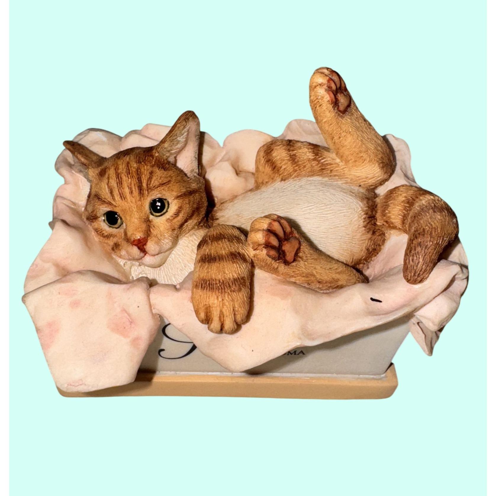 Dessin de chatons joueurs dans un champ fleuri