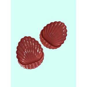 Coppia di piattini in ceramica rosa a forma di conchiglia, 11,4 cm, realizzati negli Stati Uniti. Posacenere e porta sapone.