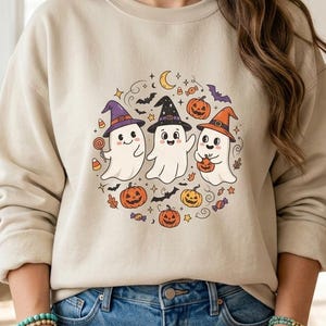 Sudadera de fantasma adorable, sudadera de cuello redondo con trío de Halloween, jersey espeluznante kawaii, jersey de otoño con sombrero de bruja, suéter acogedor con estampado de calabazas.