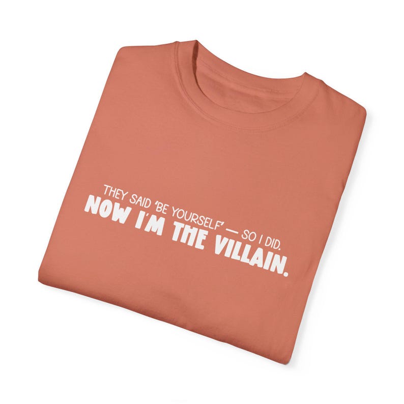 Jetzt bin ich der Bösewicht Unisex Garment Dyed T-Shirt, lustiges lässiges T-Shirt, schrulliges Kleid für Bösewicht-Liebhaber, Geschenk für Geburtstage und Feiertage, Bild 3