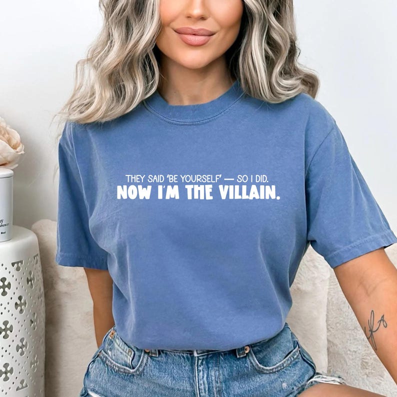 Jetzt bin ich der Bösewicht Unisex Garment Dyed T-Shirt, lustiges lässiges T-Shirt, schrulliges Kleid für Bösewicht-Liebhaber, Geschenk für Geburtstage und Feiertage, Bild 1