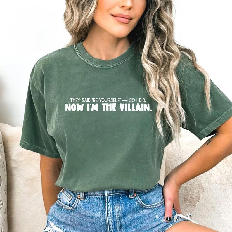 Jetzt bin ich der Bösewicht Unisex Garment Dyed T-Shirt, lustiges lässiges T-Shirt, schrulliges Kleid für Bösewicht-Liebhaber, Geschenk für Geburtstage und Feiertage, Bild 2
