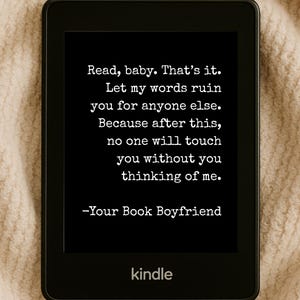 Puede incluir: Un lector de libros electrónicos Kindle negro muestra texto en una pantalla negra sobre un fondo beige. El texto dice: "Lee, cariño. Eso es todo. Deja que mis palabras te arruinen para nadie más. Porque después de esto, nadie te tocará sin que pienses en mí." Firmado, "Tu novio de libro".
