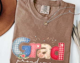 Camiseta personalizada "Mamá orgullosa" para la graduación de 2026. Idea de regalo: camiseta personalizada para mamás graduadas. Atuendo estético de patchwork para el día de la graduación.