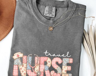Camiseta de enfermera viajera con estampado de retazos, idea de regalo para enfermeras viajeras, camiseta estética de enfermería, colores cómodos, atuendo de atención médica, linda camisa de trabajo