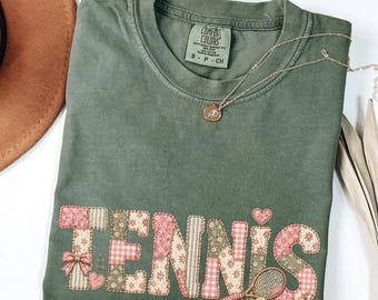 Camiseta de tenis con estampado de patchwork, idea de regalo para amantes del tenis, camiseta estética para jugadores de tenis, atuendo vintage para la cancha, colores cómodos.