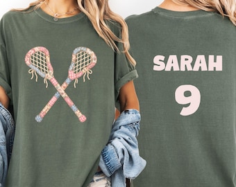 Camiseta personalizada para jugador de lacrosse. Idea de regalo: nombre y número personalizados. Camiseta con estampado de patchwork que evoca el espíritu del equipo. Colores cómodos. Conjunto ideal para el día del partido.