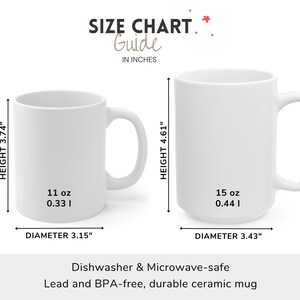 K&ouml;nnte beinhalten: Zwei wei&szlig;e Keramikbecher in verschiedenen Gr&ouml;&szlig;en werden mit Ma&szlig;en dargestellt. Der kleinere Becher ist 9,5 cm hoch und hat einen Durchmesser von 8 cm und fasst 325 ml. Der gr&ouml;&szlig;ere Becher ist 11,7 cm hoch und hat einen Durchmesser von 8,7 cm und fasst 444 ml. Text: "SIZE CHART Guide IN INCHES".