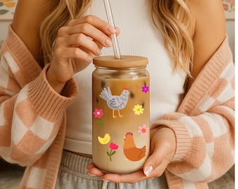 Taza de café helado con pollo estilo bohemio, vaso de vidrio con pajita y tapa, diseño de gallina de granja, 473 ml, ideal como regalo para amantes de los pollos.
