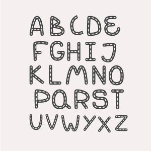 Op de afbeelding: Een volledig hoofdletteralfabet, elke letter omlijnd in donkergrijs met een gestippelde witte lijn. De letters zijn gelijkmatig verdeeld en gerangschikt in rijen op een lichtbeige achtergrond. Het lettertype is speels en afgerond.
