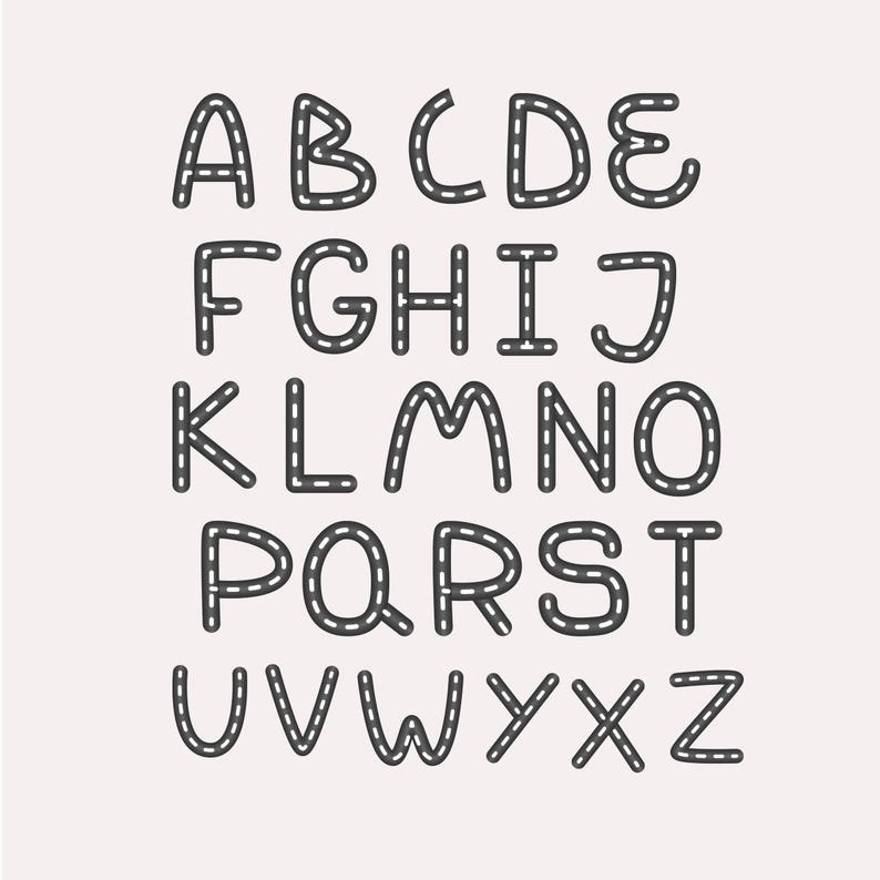 Op de afbeelding: Een volledig hoofdletteralfabet, elke letter omlijnd in donkergrijs met een gestippelde witte lijn. De letters zijn gelijkmatig verdeeld en gerangschikt in rijen op een lichtbeige achtergrond. Het lettertype is speels en afgerond.