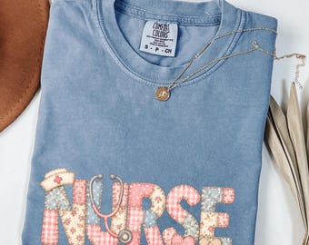 Camiseta de enfermera con estampado de retazos, idea de regalo para enfermeras tituladas, camiseta estética de enfermería, colores cómodos, atuendo para el sector sanitario, linda camisa de trabajo para enfermeras.