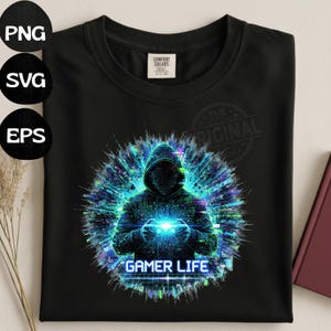 Pode incluir: Camiseta preta com um design de arte digital de uma figura encapuzada segurando um controle de jogo, com um fundo em estilo de placa de circuito azul e verde. As palavras "GAMER LIFE" são exibidas em neon.