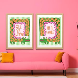 Peut inclure: Deux impressions encadrées avec des illustrations d'alligators verts et orange. Le texte sur les impressions est "See ya later" et "In a while".