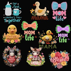Peut inclure: Plusieurs motifs au crochet sur fond noir. Les motifs comprennent un biberon, une tasse, des canards, des nœuds, des ânes et des compositions florales. Le texte comprend "Our first Mother's Day Together", "Mama", "Mom Life", "Happy Mother's Day", et "Blessed".