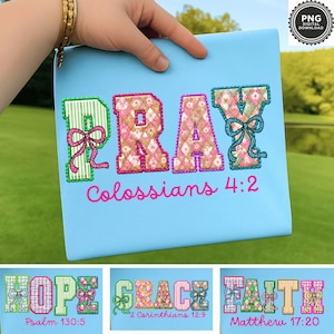 Peut inclure: Un graphique numérique bleu clair présentant le mot PRAY en lettres majuscules à motifs avec des nœuds roses, accompagné du texte Colossians 4:2. D'autres motifs incluent les mots HOPE, GRACE et FAITH avec leurs références bibliques.