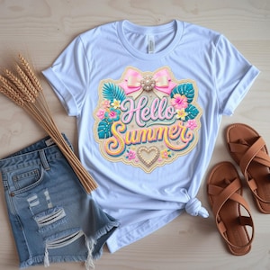 Peut inclure: T-shirt bleu clair orné d'un motif coloré "Hello Summer". Le motif présente un nœud rose, des fleurs et un cœur. Le t-shirt est associé à un short en jean et des sandales marron, pour une ambiance estivale.