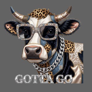 Peut inclure: Illustration numérique d'une vache portant des lunettes de soleil et une chaîne en argent. La vache a un motif patchwork avec du denim, un imprimé léopard et de la dentelle. Le texte "GOTTA GO" est affiché en lettres argentées.