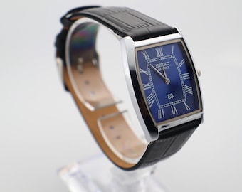 Seiko Slim Vintage Barrel Tank Quarz Herrenarmbanduhr im klassischen Look mit blauem Zifferblatt und neuem schwarzem Lederarmband
