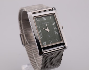 El legado de un caballero. Reloj de pulsera vintage Seiko Slim Quartz para hombre, esfera verde y caja plateada.