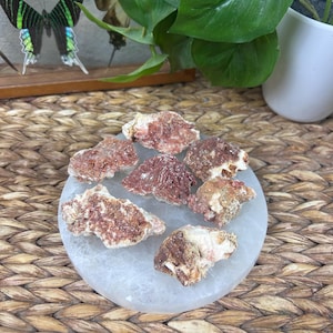 Può includere: Un set di tre tazze in ceramica con finitura opaca e macchiettata. Le tazze sono nei toni crema, grigio chiaro e grigio scuro. Ogni tazza ha un design semplice e minimalista, perfetto per caffè o tè.