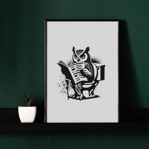 Uilkunst, grappige badkamermuurkunst, zwart-witstijl, dierenfotoafdruk, dier op toilet, afdrukbare AI-kunst