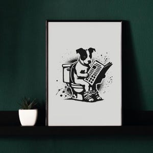 Hondenkunst, grappige badkamermuurkunst, zwart-witstijl, dierenfotoafdruk, dier op toilet, afdrukbare AI-kunst