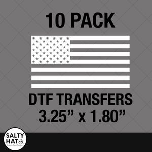 Op de afbeelding: Een 10-pack DTF-transfers met een wit Amerikaans vlagontwerp. De transfers meten 8,26 cm x 4,57 cm en worden weergegeven op een grijze achtergrond. Het logo van Salty Hat Co. staat in de linker benedenhoek.