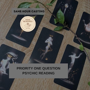Peut inclure: Un jeu de cartes de tarot rectangulaires aux fonds sombres et aux figures illustrées blanches, avec un logo circulaire portant le texte SOUL READINGS by Kim, et des superpositions de texte SAME HOUR CASTING et PRIORITY ONE QUESTION PSYCHIC READING.