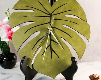 Orologio da parete con foglia di Monstera - Pezzo d'arredo botanico - Legno e pelle vegana - Movimento silenzioso - Decorazione moderna tropicale - Arte artigianale per la casa