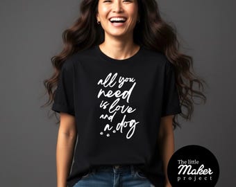All You Need is Love And A Dog T-shirt, grappige T-shirt huisdierliefhebber, schattig T-shirt met pootafdruk, uniseks zwarte katoenen top, nieuwigheid verjaardagscadeau