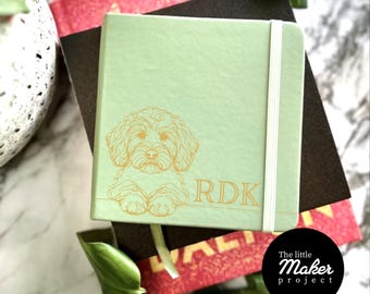 Cuaderno de bocetos personalizado de Cavoodle en acuarela: diario de tapa dura con monograma para amantes de las mascotas, cuaderno con iniciales de Cockapoo personalizado para mamás de perros