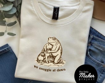 We Snuggle at Dawn T-shirt, grappig T-shirt met kikker en hond, met de hand gelaagde aangepaste afbeelding, chaotisch dierenshirt, grappig gamer huisdierliefhebber cadeau