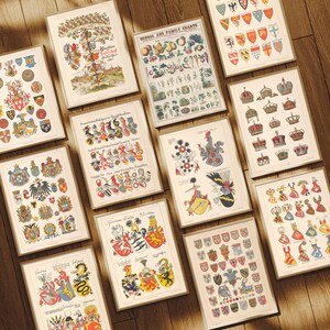 K&ouml;nnte beinhalten: Eine Sammlung von Vintage-Drucken mit Wappen, Wappenschildern und heraldischen Symbolen. Die Drucke sind in verschiedenen Stilen und Farben gehalten, darunter Schwarzwei&szlig;, Rot, Blau und Gold. Die Drucke sind gerahmt und zum Aufh&auml;ngen bereit.