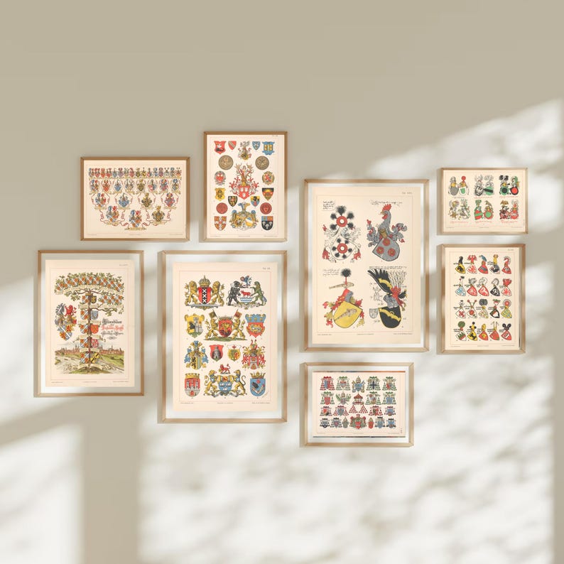 K&ouml;nnte beinhalten: Eine Sammlung von neun gerahmten Drucken mit Vintage-Illustrationen von Wappen. Die Drucke sind in verschiedenen Gr&ouml;&szlig;en und in einem Rastermuster an einer hellgrauen Wand angeordnet.