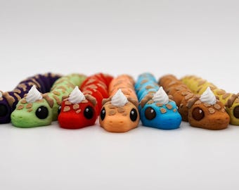 Handgemaakt PIethon-beeldje: slang met taartthema van SugarPaws3D