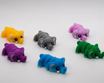 Gelede olifantenfiguur, kleurrijk gesegmenteerd ontwerp