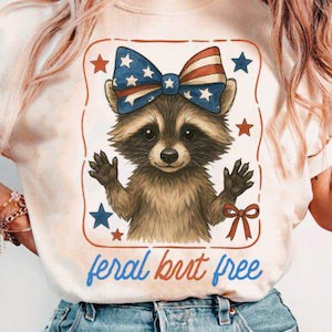 Mapache salvaje pero libre, transferencia DTF del 4 de julio, lista para imprimir, transferencia de calor, transferencia DTF patriótica, diseño de camiseta salvaje