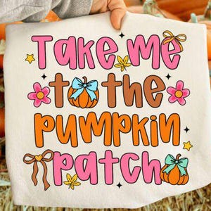 Peut inclure: Un sac fourre-tout crème avec le texte "Take me to the pumpkin patch" en rose, orange et marron. Le design comprend des citrouilles, des nœuds et des étoiles, parfait pour l'automne.