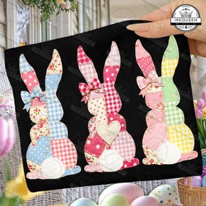 Könnte beinhalten: Drei Patchwork-Hasen-Dekorationen in Pastellfarben mit Schleifen. Jeder Hase hat ein anderes Farbschema, darunter Rosa, Blau und Grün, mit Blumen-, Tupfen- und Vichy-Mustern. Die Hasen befinden sich auf einem schwarzen Hintergrund.