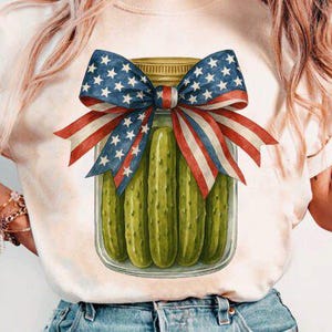 Tarro de pepinillos con lazo patriótico de julio, transferencia DTF lista para prensar, transferencia de calor, transferencia DTF patriótica, diseño de camiseta del 4 de julio