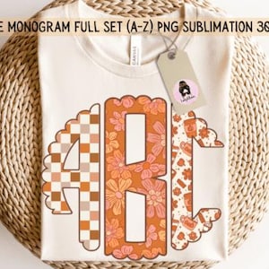 Könnte beinhalten: Cremefarbenes T-Shirt mit einem großen, dekorativen "ABJ"-Monogramm. Die Buchstaben weisen verschiedene Muster auf, darunter Blumen, Karos und ein Kaffee-Design. Das Shirt hat ein Etikett mit einem Logo und dem Text "CIRCLE MONOGRAM FULL SET (A-Z) PNG SUBLIMATION 300 DPI".