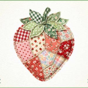 Może przedstawiać: Ręcznie robiony przedmiot z patchworku w kształcie truskawki. Truskawka składa się z różnych wzorów tkanin, w tym czerwonej kraty, różowych serc i nadruków kwiatowych. Na górze znajdują się zielone liście i kokarda w kratkę. Obraz zawiera również tekst "PNG FILE" i "300 DPI".