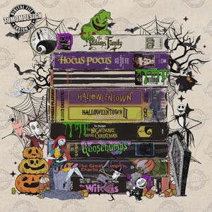 Puede incluir: Una pila de cintas de VHS con películas temáticas de Halloween como "The Adams Family" y "Hocus Pocus". La imagen incluye personajes de dibujos animados, telarañas, murciélagos y calabazas, creando una atmósfera espeluznante y festiva.