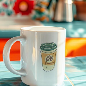 Puede incluir: Taza de café de cerámica blanca con una ilustración lineal de una taza de café con tapa verde. El diseño incluye un grano de café y texto japonés. La taza tiene un asa curva. Fondo colorido.