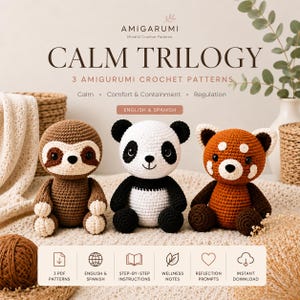 Puede incluir: Tres figuras amigurumi de ganchillo: un perezoso marrón, un panda blanco y negro y un panda rojo. El texto dice: AMIGARUMI CALM TRILOGY 3 AMIGURUMI CROCHET PATTERNS, Calm, Comfort & Containment, Regulation, ENGLISH & SPANISH, e iconos.